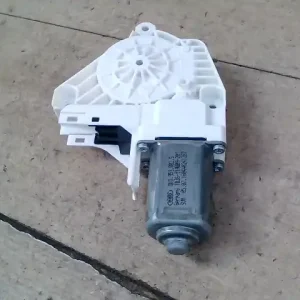 Olcsóbb AUDI A6 2014.10.01-18.05.31 Jobb első ablakemelő motor kombi bontott alkatrész