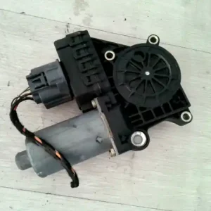 Árcsökkenés FORD MONDEO 01-07 Bal első ablakemelő motor bontott alkatrész