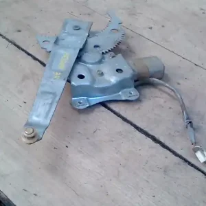 MAZDA 323 98-01 Jobb hátsó ablakemelő szerkezet elektromos 5 ajtós bontott alkatrész Népszerű