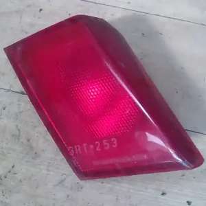 Exkluzív ajánlat MITSUBISHI LANCER 96-98 Bal belső hátsó lámpa 4 ajtós bontott alkatrész