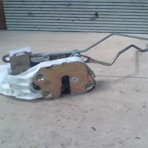 Ajánlat MITSUBISHI LANCER 96-98 Bal első ajtó zárszerkezet központi záras 4 ajtós bontott alkatrész