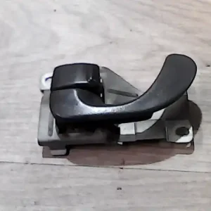 Exkluzív ajánlat MITSUBISHI LANCER 96-98 Bal első belső kilincs bontott alkatrész