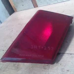 Különleges ajánlat MITSUBISHI LANCER 96-98 Jobb belső hátsó lámpa 4 ajtós bontott alkatrész