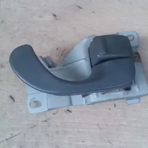 Végkiárusítás MITSUBISHI LANCER 96-98 Jobb hátsó belső kilincs bontott alkatrész