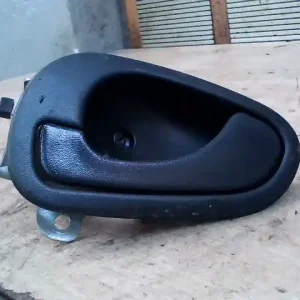 Újdonság MITSUBISHI Space Star 2000.09.01-2004.12.03 Bal hátsó belső kilincs 5 ajtós bontott alkatrész