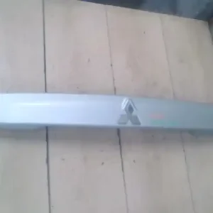 Ingyenes szállítás MITSUBISHI Space Star 2000.09.01-2004.12.03 Csomagtér ajtó díszléc bontott alkatrész