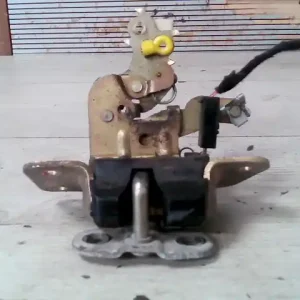 Biztonságos fizetés MITSUBISHI Space Star 2000.09.01-2004.12.03 Csomagtérajtó zárszerkezet bontott alkatrész