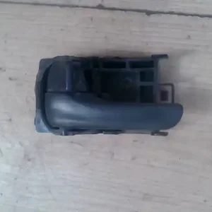 Gyors kiszállítás NISSAN ALMERA 00-03 Bal hátsó belső kilincs 5 ajtós bontott alkatrész