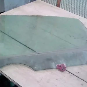 Korlátozott ajánlat NISSAN ALMERA 03- Bal hátsó ajtóüveg 4 ajtós bontott alkatrész