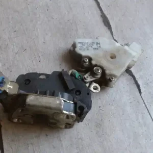 Utolsó esély NISSAN ALMERA 03- Jobb első ajtó zárszerkezet központizáras 4 ajtós bontott alkatrész