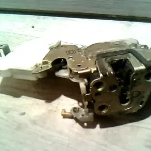 Szezonális akció NISSAN MICRA K11 92.08-00.07 Jobb első ajtó zárszerkezet központizáras központizárasbontott alkatrész