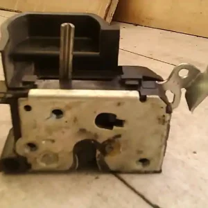 Gyors kiszállítás NISSAN Pickup 1997.01-2000 Bal első ajtó zárszerkezet mechanikus 3 ajtós bontott alkatrész