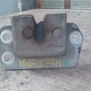 Azonnal elérhető NISSAN VANETTE CARGO Jobb csomagtérajtó zárszerkezet jobb oldali alsó bontott alkatrész