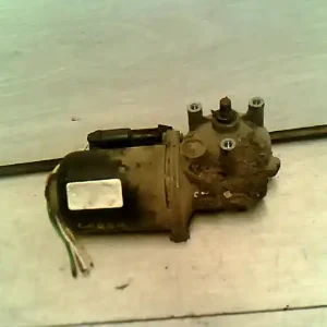 Vedd meg online OPEL CORSA B 93-00 Ablaktörlő motor első5 vezetékes bontott alkatrész