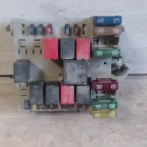 Árcsökkenés FIAT STILO 01.09-06.12 Biztosítéktábla bcm bsi bsm sam gem modul motortér 1.4 i bontott alkatrész