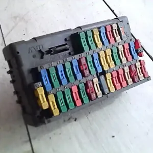 Biztonságos fizetés FIAT ULYSSE Biztosítéktábla bcm bsi bsm sam gem modulbontott alkatrész