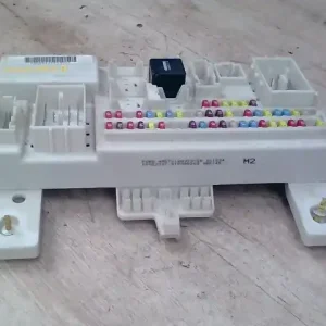 FORD C-MAX 03.06-07.03 Biztosítéktábla bcm bsi bsm sam gem modul utastér bontott alkatrész Expressz szállítás