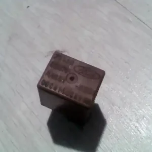 Szuper ajánlat FORD FIESTA -89 Relé bontott alkatrész