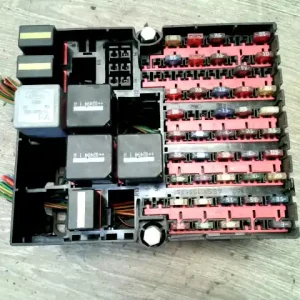 Végkiárusítás FORD FIESTA 02-05 Biztosítéktábla bcm bsi bsm sam gem modul1.4 d bontott alkatrész