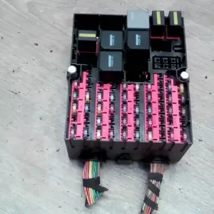 Árcsökkenés FORD FIESTA 02-05 Biztosítéktábla bcm bsi bsm sam gem modul csomagtér 1.3 benzines bontott alkatrész