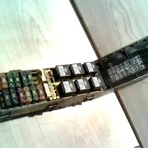 Akciós ár FORD EXPLORER 1995-2001 Biztosítéktábla bcm bsi bsm sam gem modul motortér bontott alkatrész