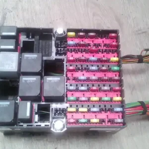 Azonnali szállítás FORD FIESTA 05-08 Biztosítéktábla bcm bsi bsm sam gem modul1.2i bontott alkatrész