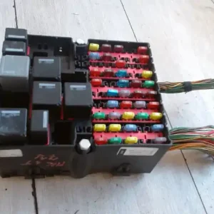 Rendeld meg most FORD FIESTA 05-08 Biztosítéktábla bcm bsi bsm sam gem modul1.3i bontott alkatrész