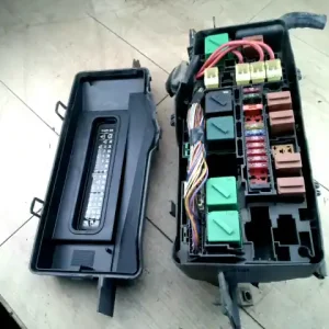 Biztonságos fizetés FORD FIESTA 96-99 Biztosítéktábla bcm bsi bsm sam gem modul motortér bontott alkatrész