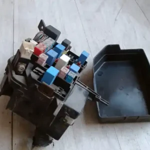 HYUNDAI Accent 00-03 Biztosítéktábla bcm bsi bsm sam gem modul motortér 1.5i bontott alkatrész Újdonság