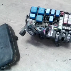 Kiárusítás KIA Rio 2005.06 - 2011.08 Biztosítéktábla bcm bsi bsm sam gem modul motortér 1.5 diesel bontott alkatrész