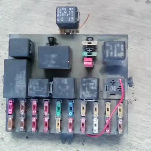 Legkelendőbb LADA 2110 Biztosítéktábla bcm bsi bsm sam gem modulbontott alkatrész