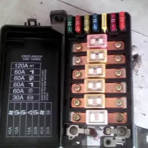 LANDROVER FREELANDER 98-04 Biztosítéktábla bcm bsi bsm sam gem modulbontott alkatrész Alacsony ár