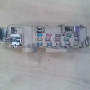 Kedvezmény MAZDA 323F 98-04 Biztosítéktábla bcm bsi bsm sam gem modul utastér 1.3i bontott alkatrész