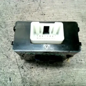 Azonnal elérhető MAZDA MPV 99-05 Központizár vezérlő elektronika 5 ajtós bontott alkatrész