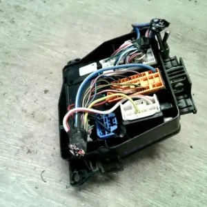 Biztonságos fizetés MAZDA PREMACY 99.01-05.10 Biztosítéktábla bcm bsi bsm sam gem modulbontott alkatrész