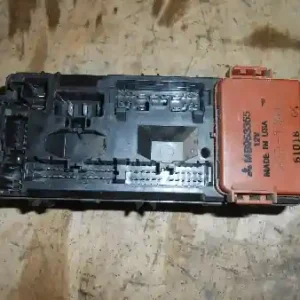 MITSUBISHI CARISMA 95.05-99.07 Biztosítéktábla bcm bsi bsm sam gem modul utastér bontott alkatrész Újdonság