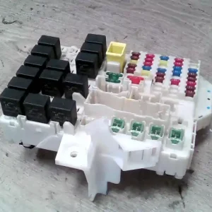 Expressz kézbesítés MITSUBISHI COLT 04.04-08.09 Biztosítéktábla bcm bsi bsm sam gem modul utastér bontott alkatrész