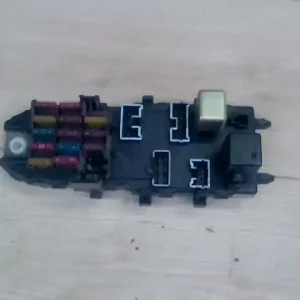 Bestseller MITSUBISHI COLT 86-89 Biztosítéktábla bcm bsi bsm sam gem modul utastér 1.3b bontott alkatrész