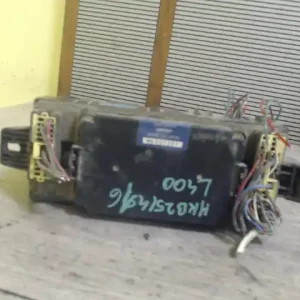 Expressz kézbesítés MITSUBISHI L400 Biztosítéktábla bcm bsi bsm sam gem modul motortér 2.5 d bontott alkatrész