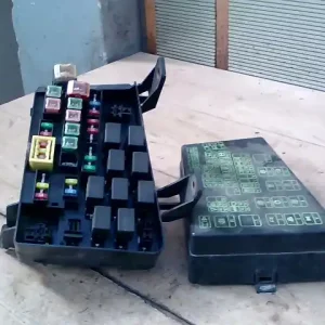 Biztonságos fizetés MITSUBISHI Space Star 2000.09.01-2004.12.03 Biztosítéktábla bcm bsi bsm sam gem modul motortér bontott alkatrész