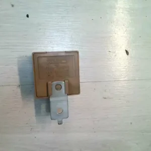 Végkiárusítás MITSUBISHI SPACE WAGON Relé bontott alkatrész