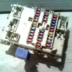 Rendeld meg most NISSAN ALMERA 00-03 Biztosítéktábla bcm bsi bsm sam gem modul utastér 1.5 ibontott alkatrész