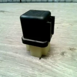 Alacsony ár NISSAN MAXIMA A33 1999.04- Relé bontott alkatrész