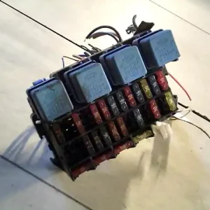 Azonnal elérhető NISSAN VANETTE CARGO Biztosítéktábla bcm bsi bsm sam gem modulbontott alkatrész