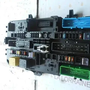 Árengedmény OPEL ASTRA H 04-10 Biztosítéktábla bcm bsi bsm sam gem modulbontott alkatrész