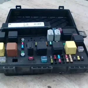 Végkiárusítás OPEL ASTRA H 04-10 Biztosítéktábla bcm bsi bsm sam gem modul motortér bontott alkatrész