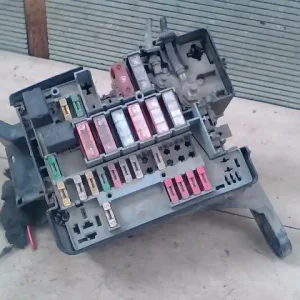 PEUGEOT 206 Biztosítéktábla bcm bsi bsm sam gem modul motortér 1.4i bontott alkatrész Nézd meg most