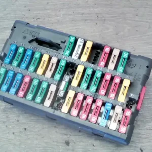 Exkluzív ajánlat PEUGEOT 306 93-97 Biztosítéktábla bcm bsi bsm sam gem modul1.6i bontott alkatrész