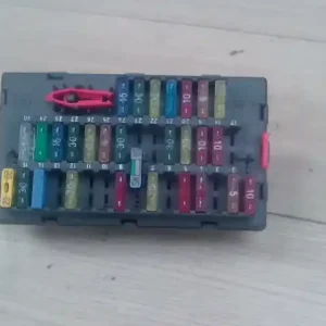 Outlet PEUGEOT 306 93-97 Biztosítéktábla bcm bsi bsm sam gem modul utastér 1.4i bontott alkatrész