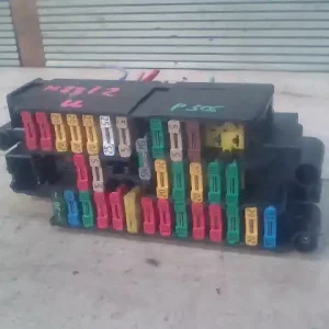 Expressz kézbesítés PEUGEOT 306 97-02 Biztosítéktábla bcm bsi bsm sam gem modul utastér 1.4i bontott alkatrész